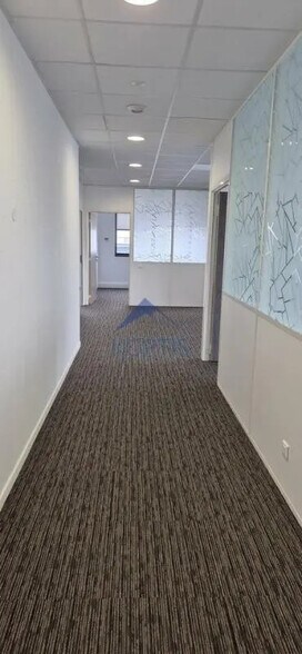 Bureau dans Meyzieu à louer - Photo de l’immeuble – Image 1 sur 7