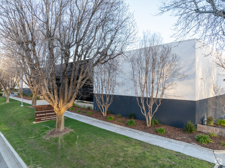 25158 Avenue Stanford, Valencia, CA à louer - Photo principale – Image 1 sur 6