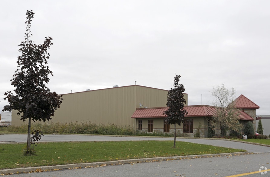 1100 Rue des Cascades, Châteauguay, QC à louer - Photo principale – Image 1 sur 2