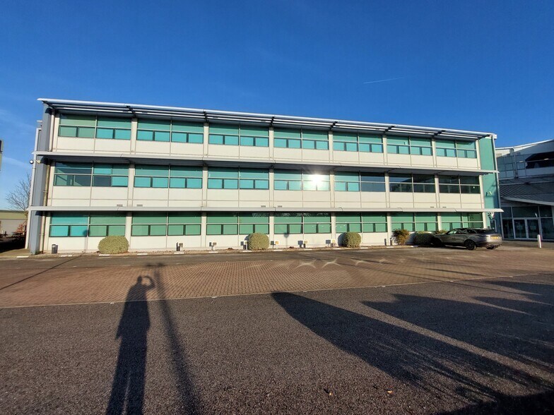 Lakeside Blvd, Doncaster à louer - Photo de l’immeuble – Image 2 sur 4