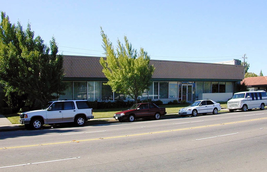 1350 W Robinhood Dr, Stockton, CA à vendre - Photo de l’immeuble – Image 3 sur 13