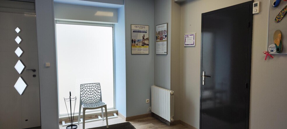 Local d'activités dans Sainte Foy L Argentiere à vendre - Photo intérieure – Image 1 sur 3