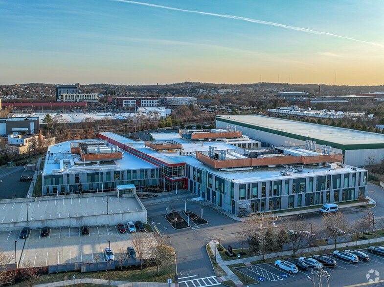 490 Arsenal Way, Watertown, MA à louer - Photo de l’immeuble – Image 3 sur 5