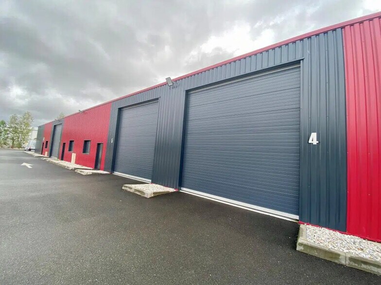 Local d’activités dans SAINT-JEAN-D'ILLAC à louer - Photo de l’immeuble – Image 1 sur 7