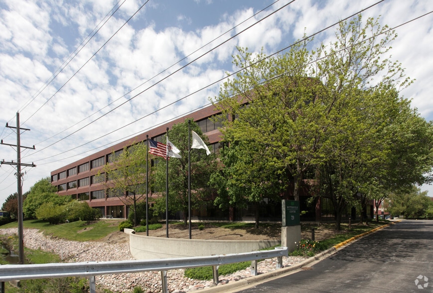700 E Butterfield Rd, Lombard, IL à louer - Photo principale – Image 1 sur 8