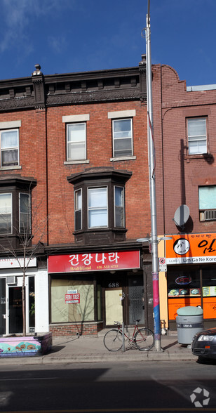 688 Bloor St W, Toronto, ON à vendre - Photo de l’immeuble – Image 2 sur 7