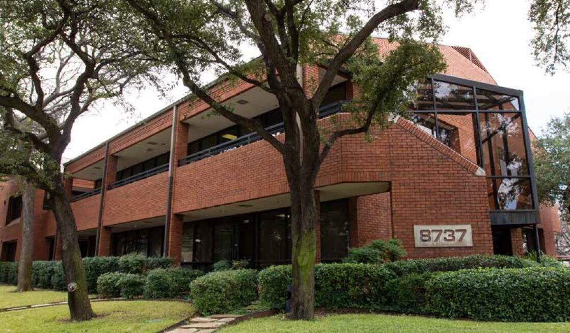 8737 King George Dr, Dallas, TX à louer Photo de l’immeuble– Image 1 sur 12
