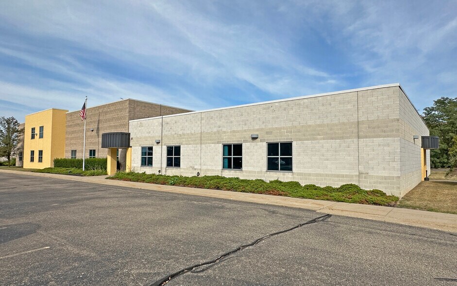 22915 Commerce Dr, Farmington, MI à vendre - Photo principale – Image 1 sur 15