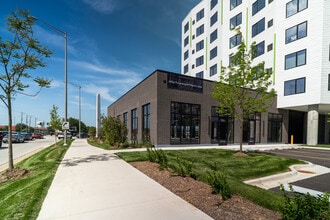 25 E Algonquin Rd, Arlington Heights, IL à louer Photo intérieure– Image 1 sur 18