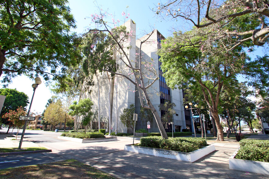 300 S Park Ave, Pomona, CA à louer - Photo de l’immeuble – Image 3 sur 4