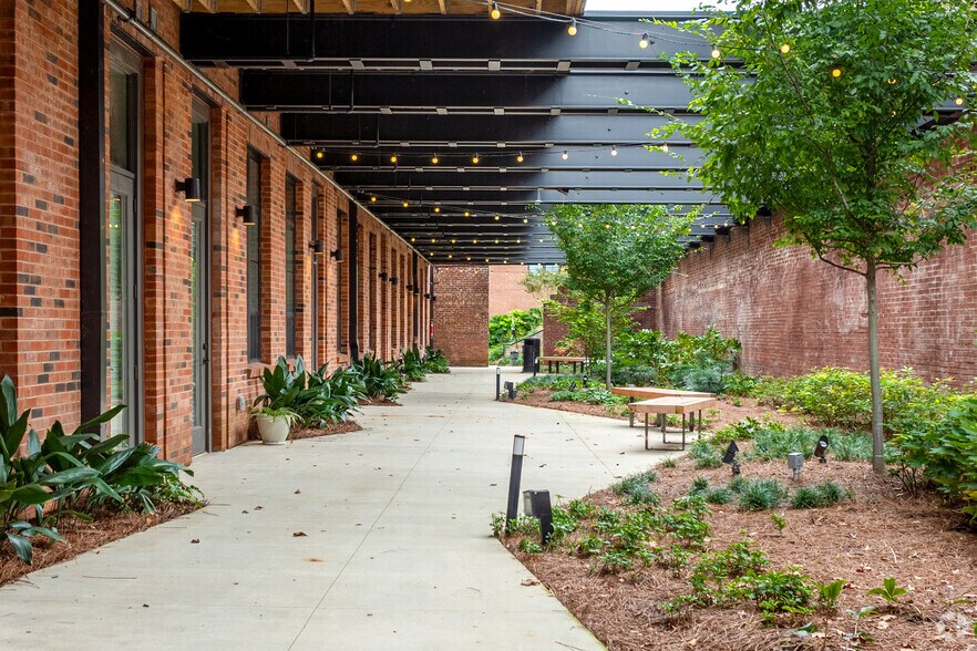 96 E Catawba St, Belmont, NC à louer - Photo de l’immeuble – Image 3 sur 16