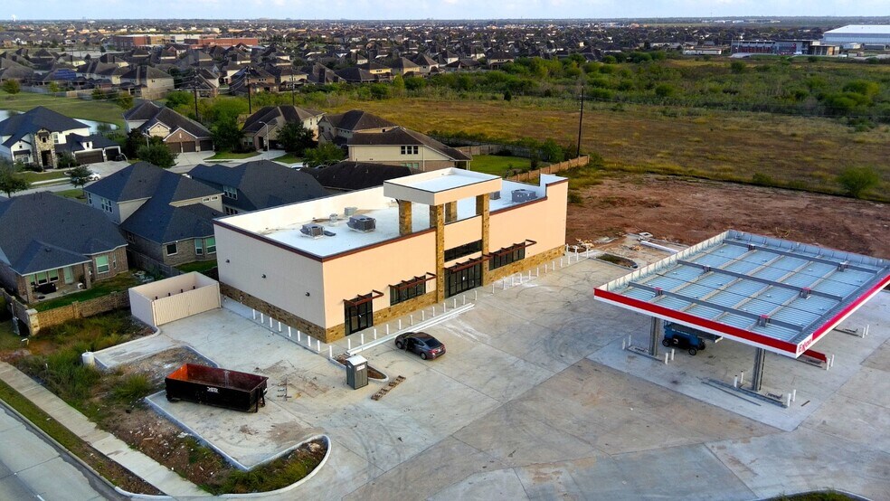 8426 Grand Mission Blvd, Richmond, TX à louer - Photo de l’immeuble – Image 3 sur 6