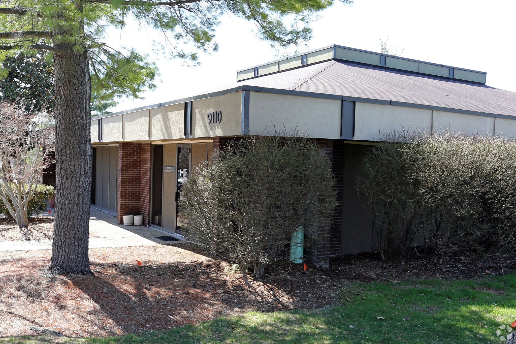 9110 Leesgate Rd, Louisville, KY à louer Photo principale– Image 1 sur 7