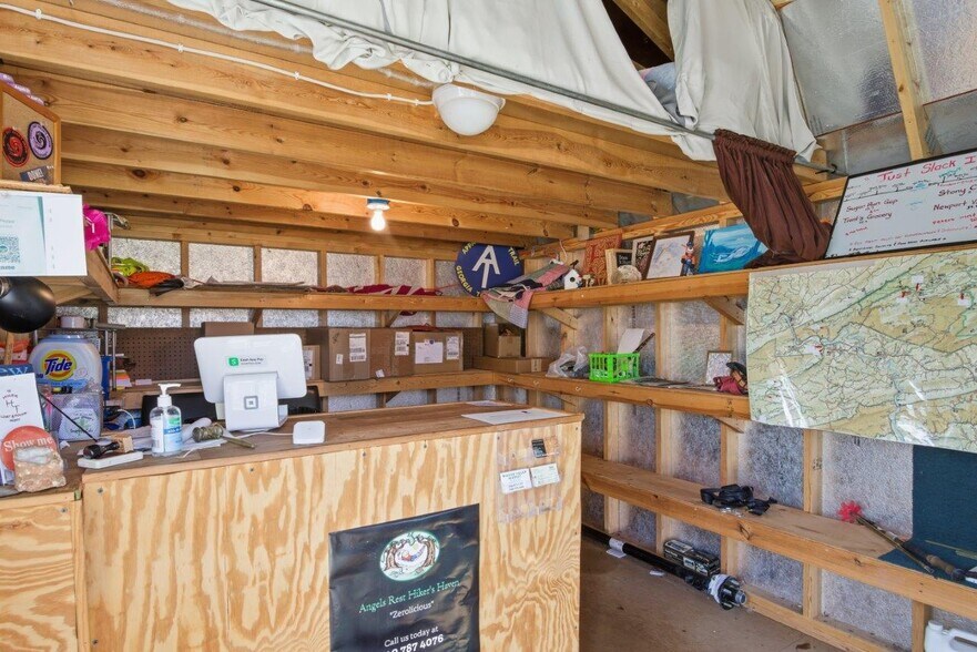 204 Douglas Ln, Pearisburg, VA à vendre - Photo de l’immeuble – Image 3 sur 54