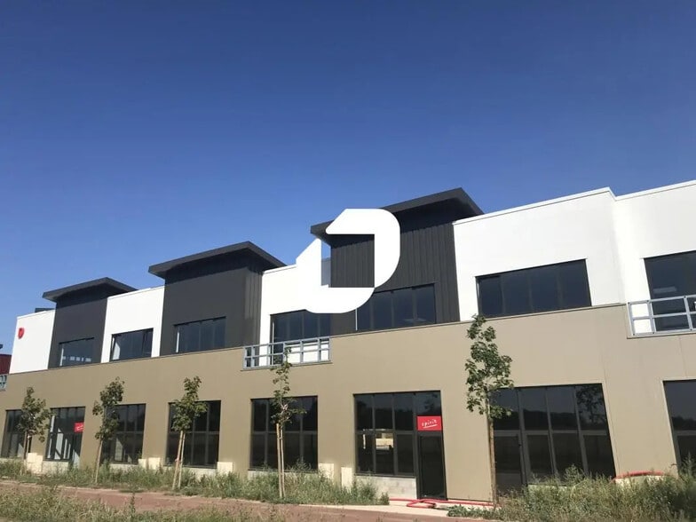 Local d’activités dans Saint-Pierre-du-Perray à louer - Photo de l’immeuble – Image 1 sur 9