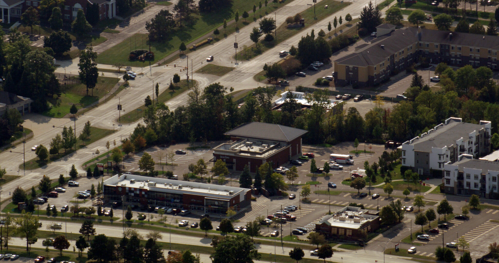 3325 University Dr, Auburn Hills, MI à louer Photo de l’immeuble– Image 1 sur 2
