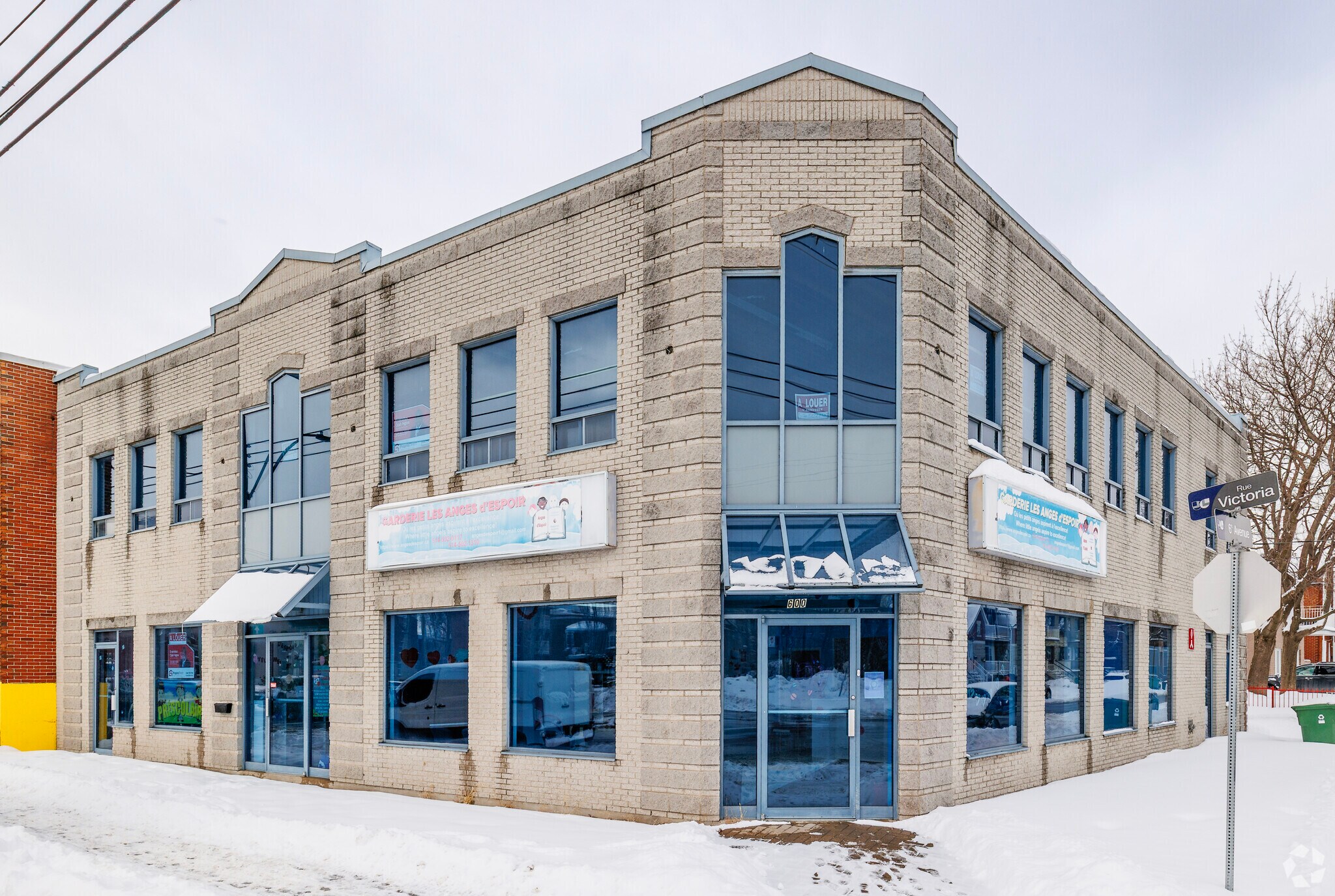 600 Rue Victoria, Montréal, QC à louer Photo principale– Image 1 sur 3