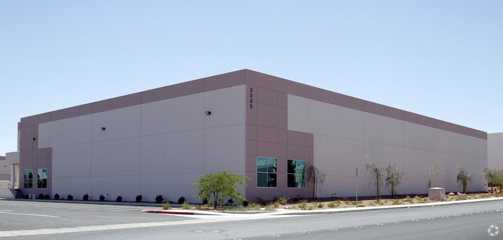 3225 W Post Rd, Las Vegas, NV à louer - Photo de l’immeuble – Image 2 sur 11