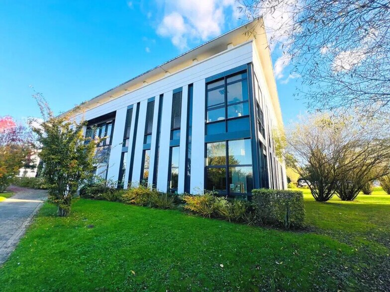 Bureau dans Élancourt à louer - Photo de l’immeuble – Image 1 sur 13