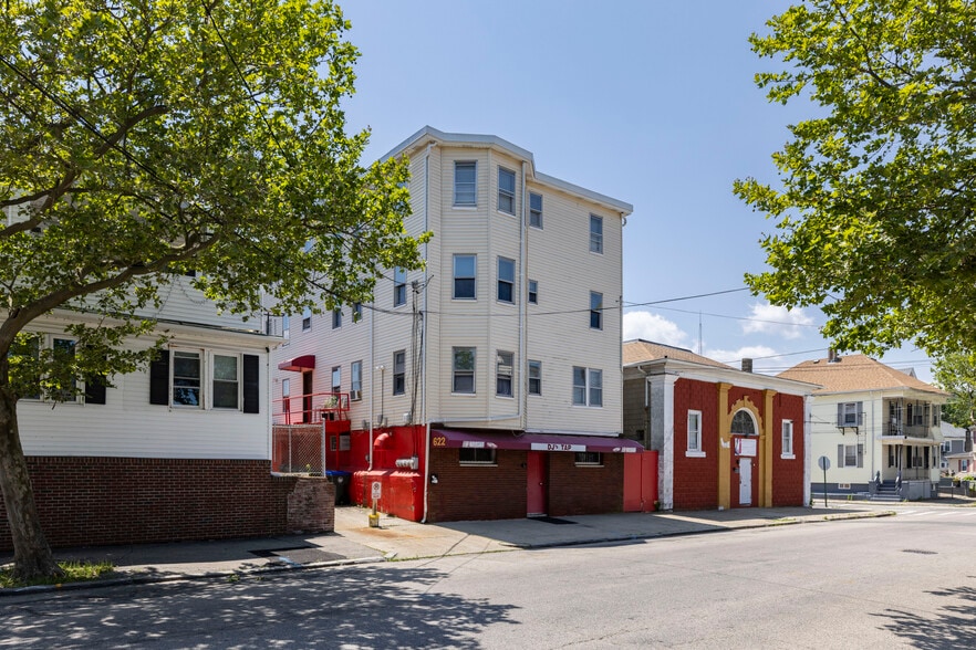 622 Union Ave, Providence, RI à vendre - Photo principale – Image 1 sur 24