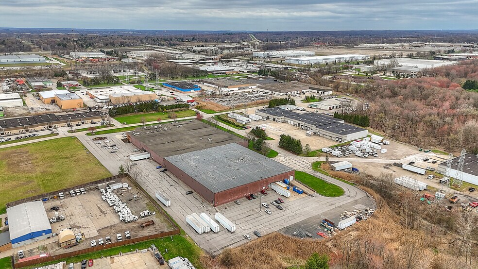 7350 Young Dr, Walton Hills, OH à vendre - Photo de l’immeuble – Image 2 sur 6