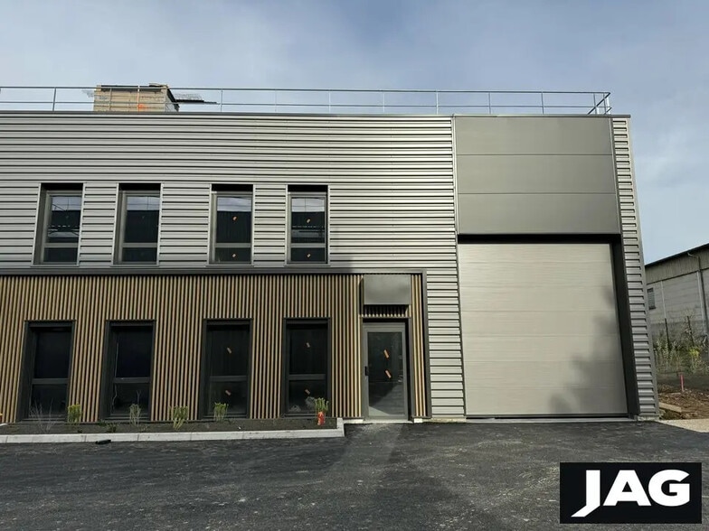 Bureau dans Vénissieux à louer - Photo de l’immeuble – Image 2 sur 9