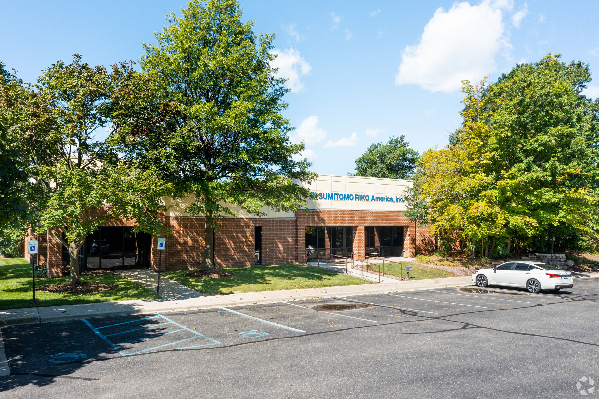 41441-41541 W 11 Mile Rd, Novi, MI à louer Photo de l’immeuble– Image 1 sur 7