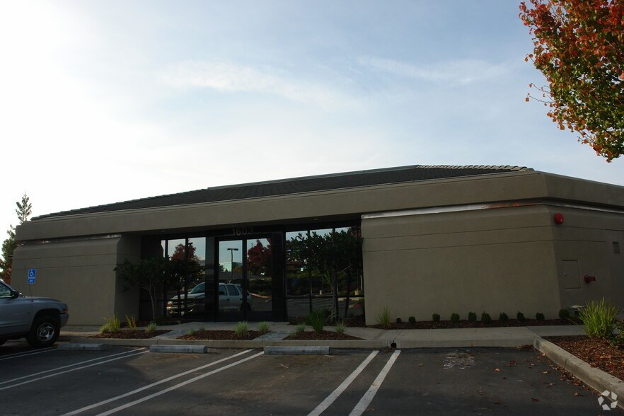 1603 Eureka Rd, Roseville, CA à vendre - Photo de l’immeuble – Image 3 sur 22