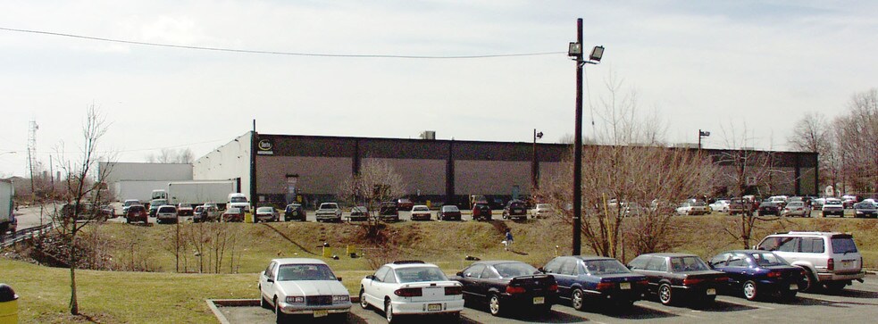 2001 Lower Rd, Linden, NJ à louer - Photo de l’immeuble – Image 3 sur 4