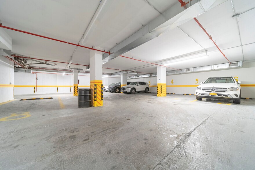 124-28 Queens Blvd, Kew Gardens, NY à vendre - Photo intérieure – Image 2 sur 6