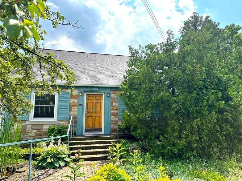 415 W Grand River Ave, East Lansing, MI à vendre - Photo de l’immeuble – Image 2 sur 37