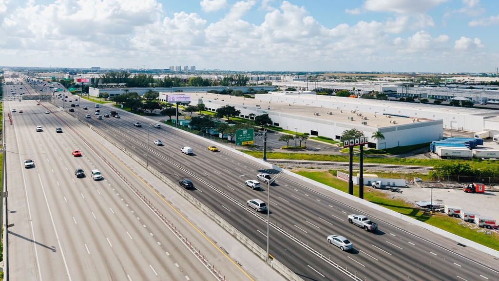 7800-7890 NW 80th St, Miami, FL à louer Photo intérieure– Image 1 sur 2