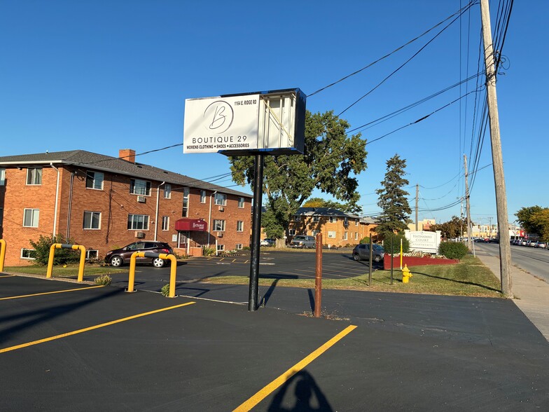 1164 E Ridge Rd, Rochester, NY à louer - Photo de l’immeuble – Image 2 sur 21