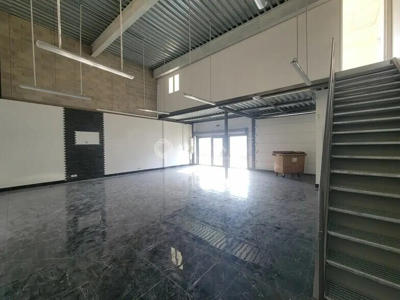 Bureau dans Villeneuve-la-Garenne à louer - Photo de l’immeuble – Image 3 sur 5