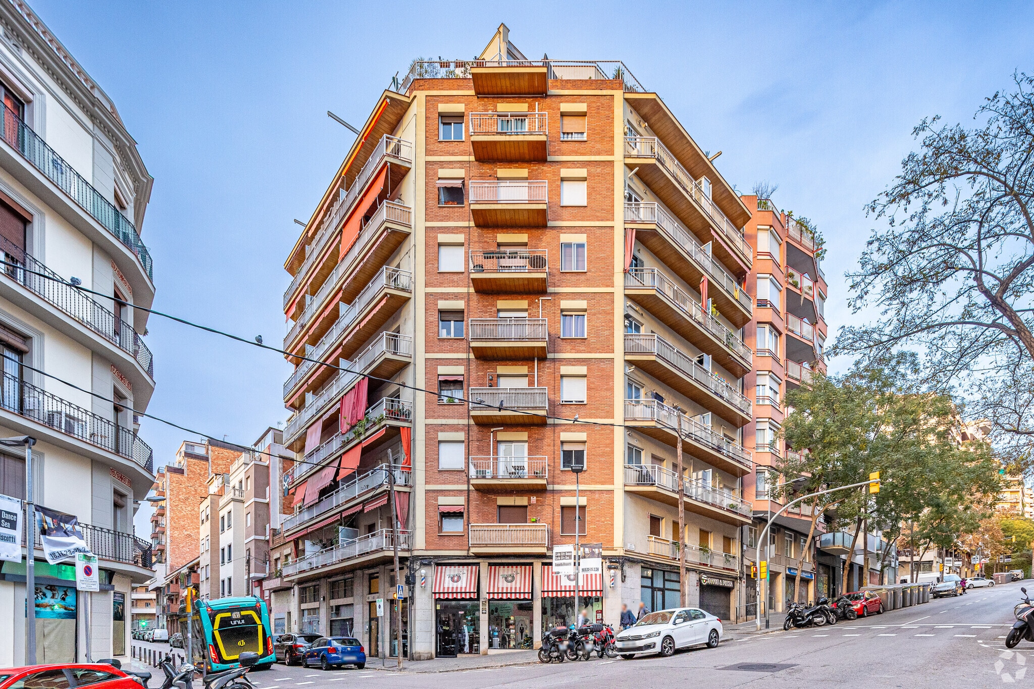 Immeuble residentiel dans Barcelone, Barcelona à vendre Photo principale– Image 1 sur 5
