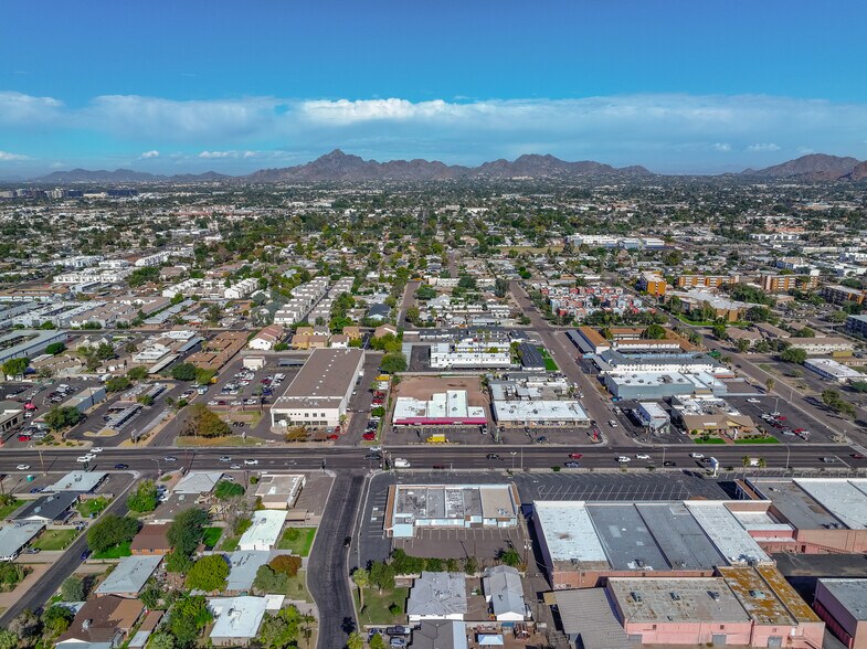 3402 E Thomas Rd, Phoenix, AZ à vendre - Photo de l’immeuble – Image 3 sur 7