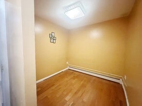 9549 Roosevelt Ave, Flushing, NY à louer Photo intérieure– Image 2 sur 5