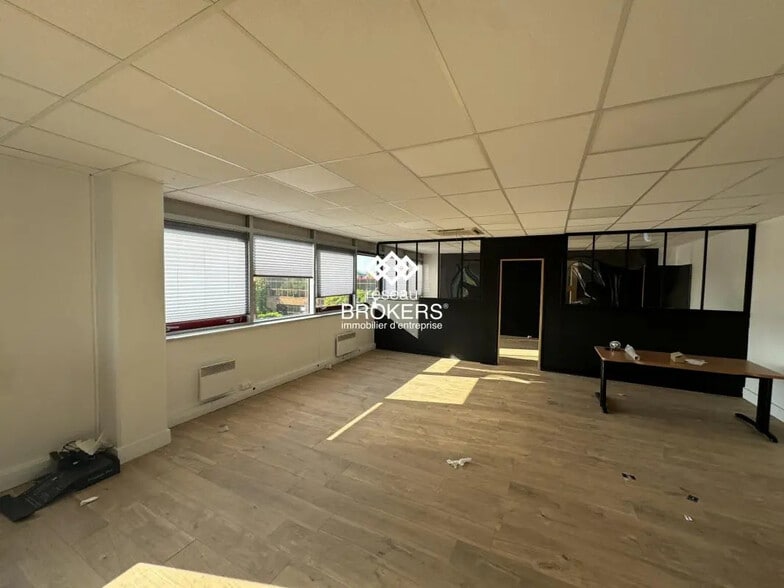 Bureau dans Gennevilliers à louer - Photo de l’immeuble – Image 2 sur 3