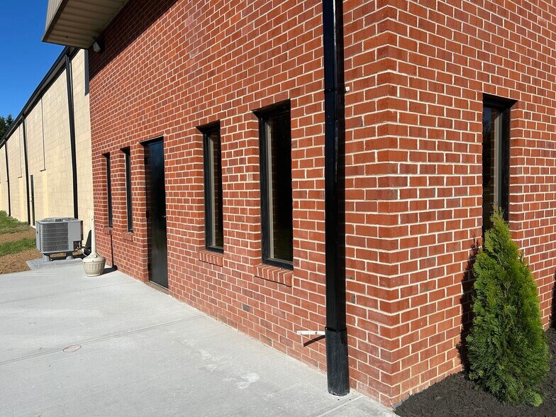 261 Industrial Blvd, Kearneysville, WV à louer - Photo de l’immeuble – Image 3 sur 15
