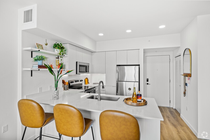 2585 Spruce Ave, West Palm Beach, FL à louer - Photo intérieure – Image 3 sur 36