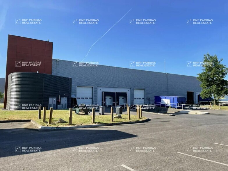 Local d’activités dans Lieusaint à louer - Photo de l’immeuble – Image 2 sur 15