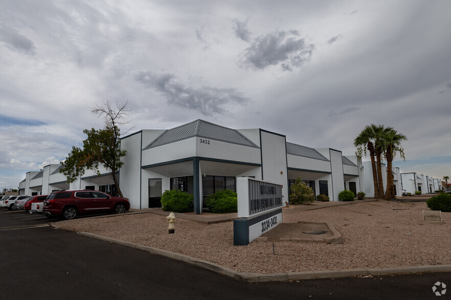 3334-3432 W Wilshire Dr, Phoenix, AZ à louer - Photo principale – Image 1 sur 18