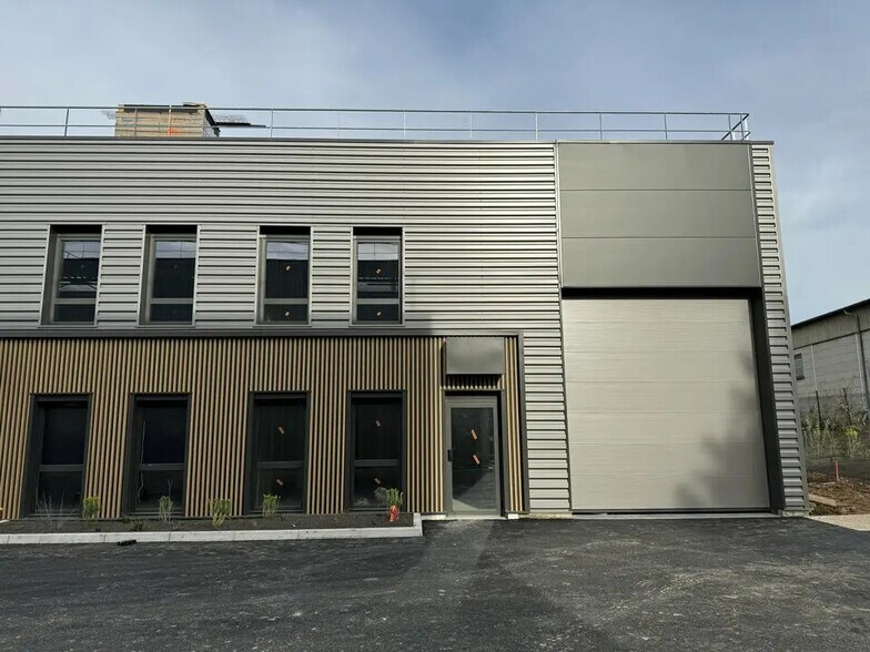 Local d’activités dans Vénissieux à louer - Photo de l’immeuble – Image 2 sur 9