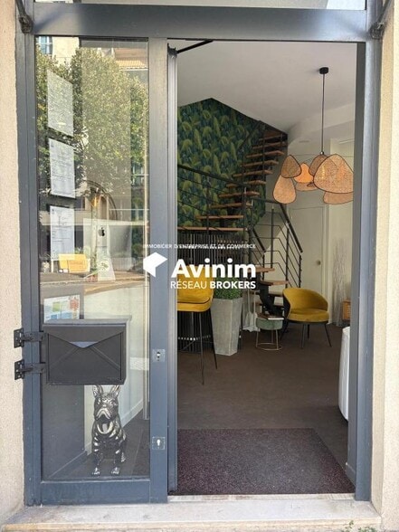 Local commercial dans Paris à louer - Hall d’entrée – Image 1 sur 6