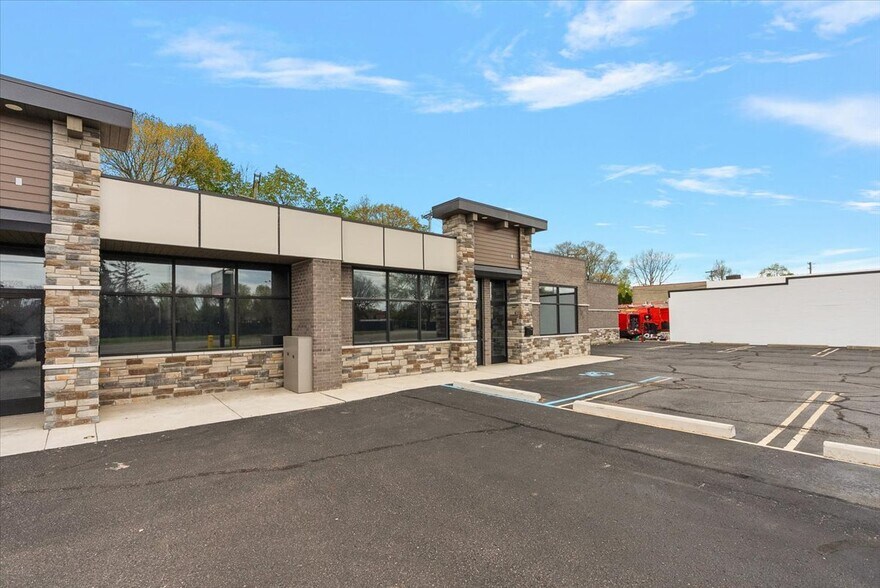 33535-33537 7 Mile Rd, Livonia, MI à louer - Photo de l’immeuble – Image 2 sur 17