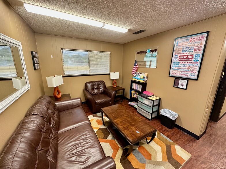 1010 Zanderson Ave, Jourdanton, TX à louer - Photo intérieure – Image 3 sur 19