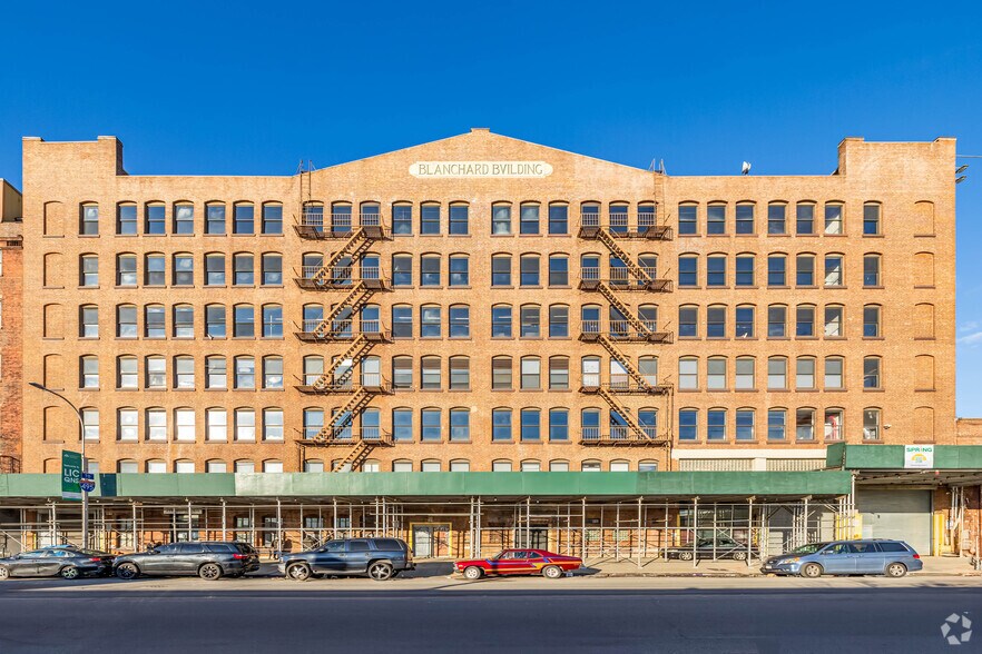 21-10 51st Ave, Long Island City, NY à vendre - Photo de l’immeuble – Image 2 sur 5