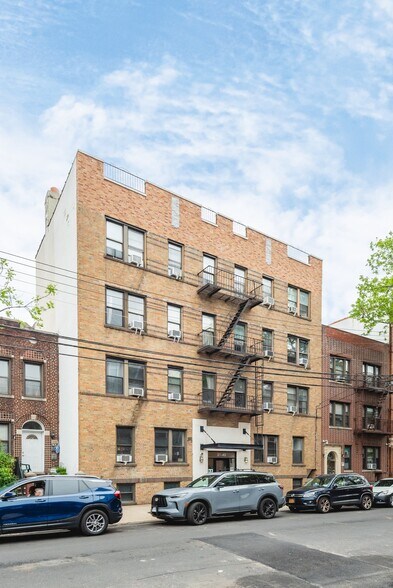31-40 30th St, Astoria, NY à vendre - Photo de l’immeuble – Image 2 sur 21