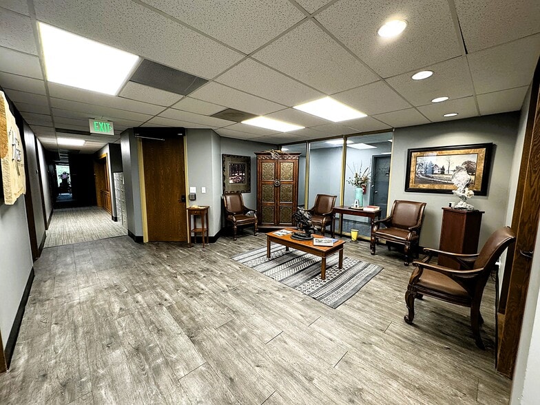 2 Inverness Dr E, Englewood, CO à vendre - Photo intérieure – Image 2 sur 11