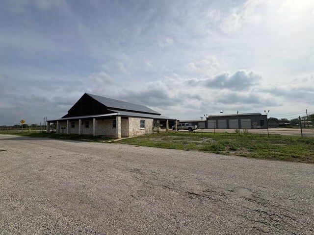 1500 Simmons Ave, Jourdanton, TX à vendre - Photo de l’immeuble – Image 2 sur 47